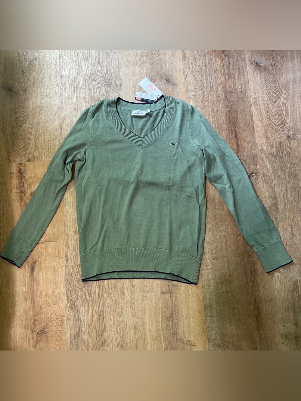 New women’s vineyard vines v neck sweater